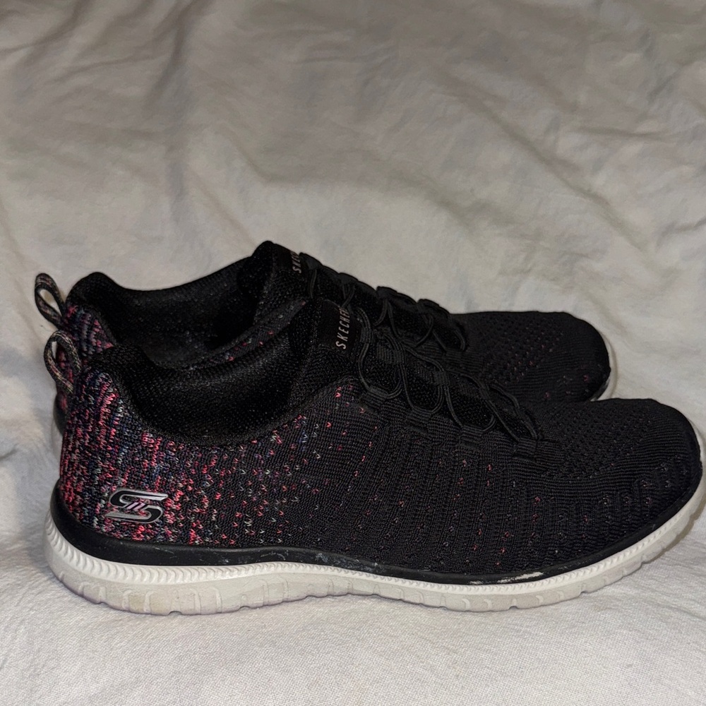 Sketchers: Women's Virtue Walking Shoe in black and pink. Size 8.5
